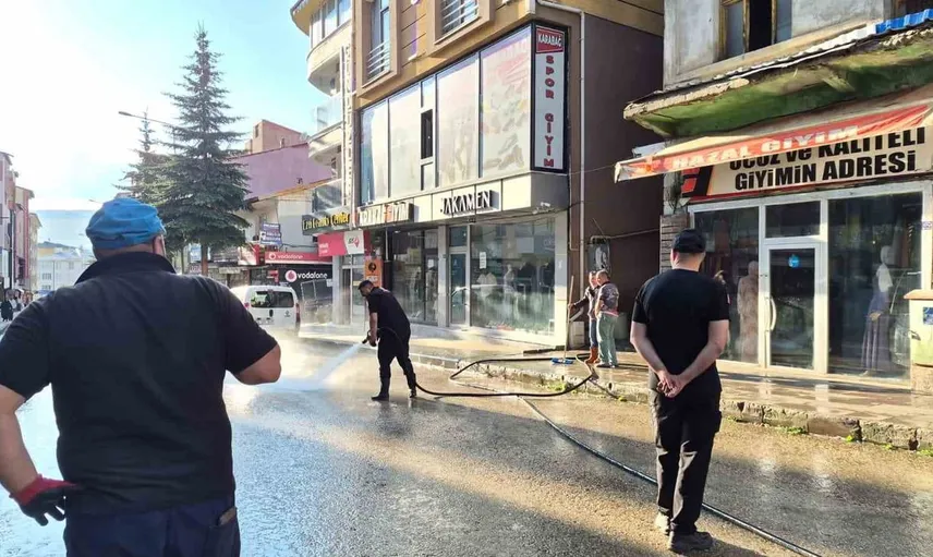 Sarıkamış'ta cadde ve kaldırımlar tazyikli suyla temizleniyor