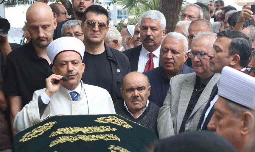 İzmir'in efsane başkanı burhan özfatura son yolculuğuna uğurlandı
