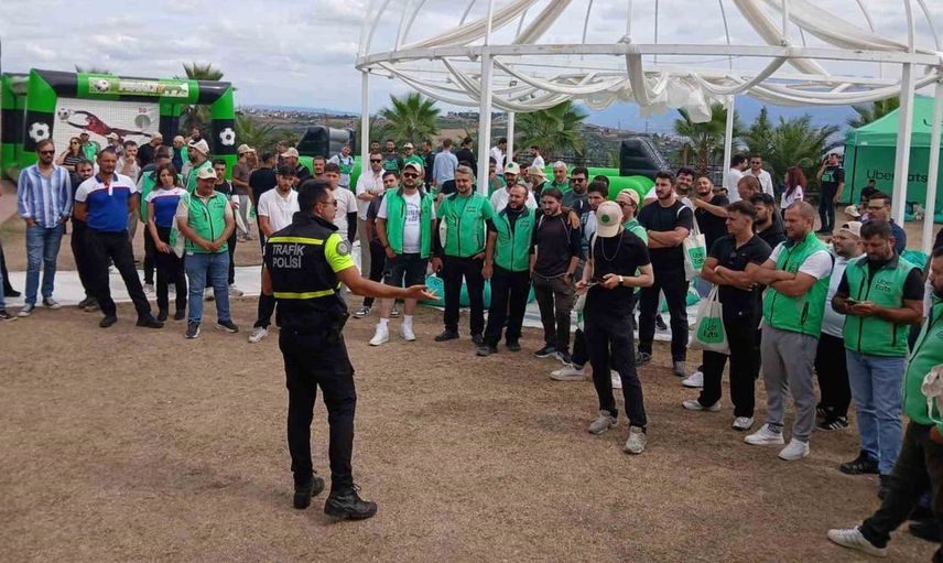 Kocaeli'de motorlu kuryelere güvenli sürüş eğitimi verildi