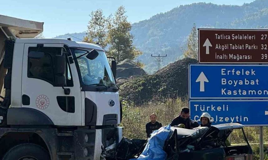 Sinop'ta otomobil-kamyon çarpışmasında bir kişi yaşamını yitirdi