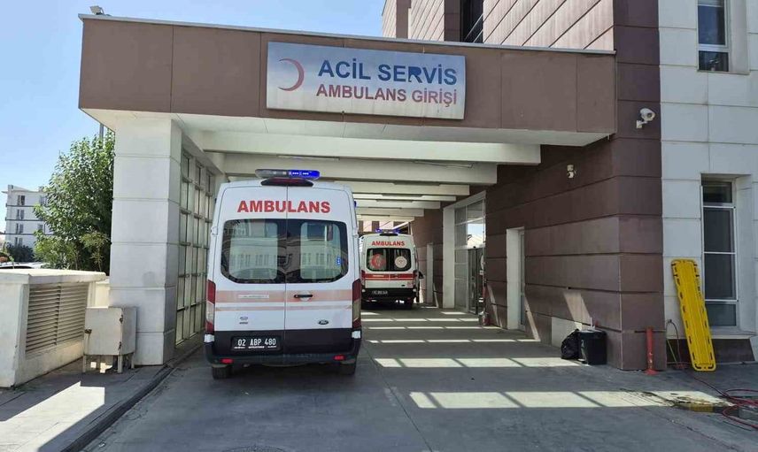 Adıyaman'da otomobil çocuğa çarptı, hastaneye kaldırıldı