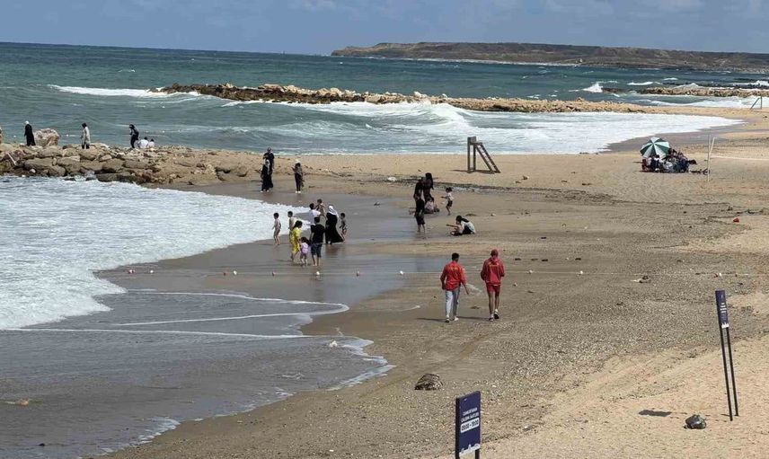 Cankurtaranlar, yüksek dalgalara rağmen vatandaşları uyardı