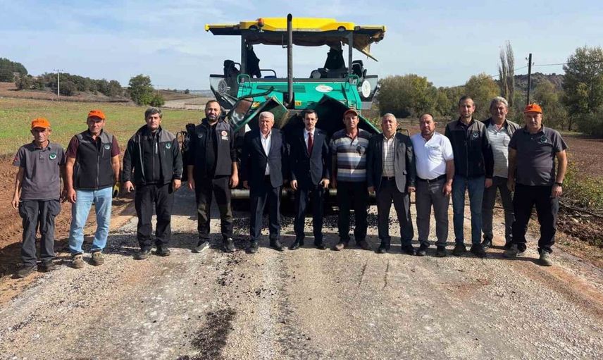 Yenipazar'daki köy yolu sıcak asfalta kavuşuyor
