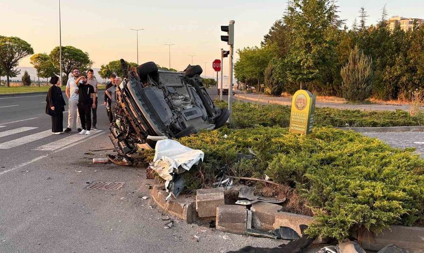 Kayseri'de otomobille çarpışan hafif ticari araçta 4 yaralı