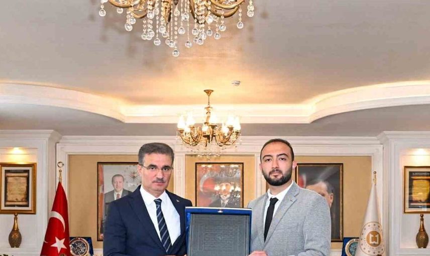 Erzurum'un genç temsilcisi, vali baruş'a ahilik plaketini takdim etti