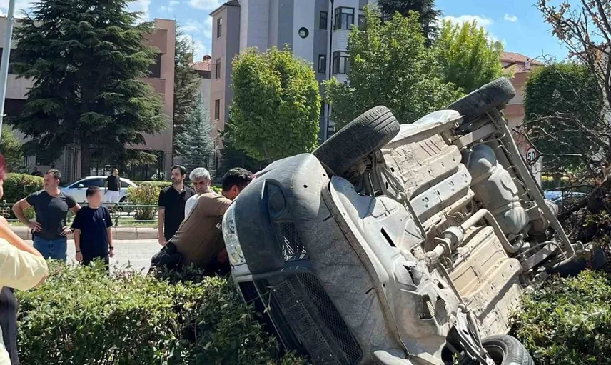 Eskişehir'de ticari araç kontrolden çıkarak takla attı