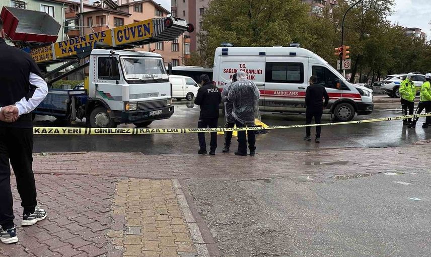 Taşıma asansörü kamyonu, yürüyen yaşlı kadına çarptı: Hayatını kaybetti