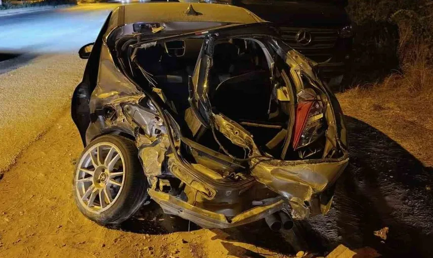 Manavgat'ta otomobilin otobüse çarpması sonucu bir kişi yaralandı