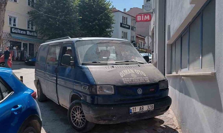 Bilecik’te kaldırıma park eden araçlar yayaları mağdur ediyor