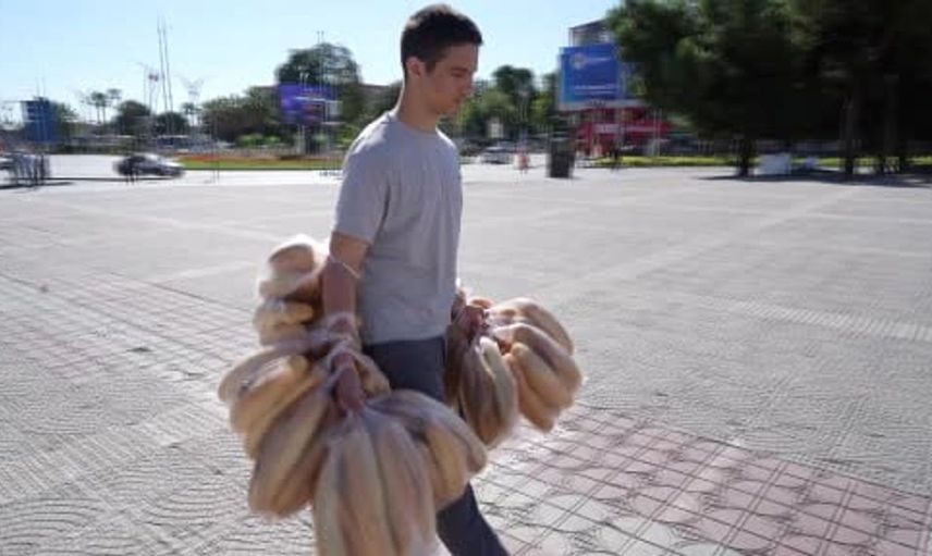 Samsun'da garson 100 ekmek taşıyarak dikkat çekiyor