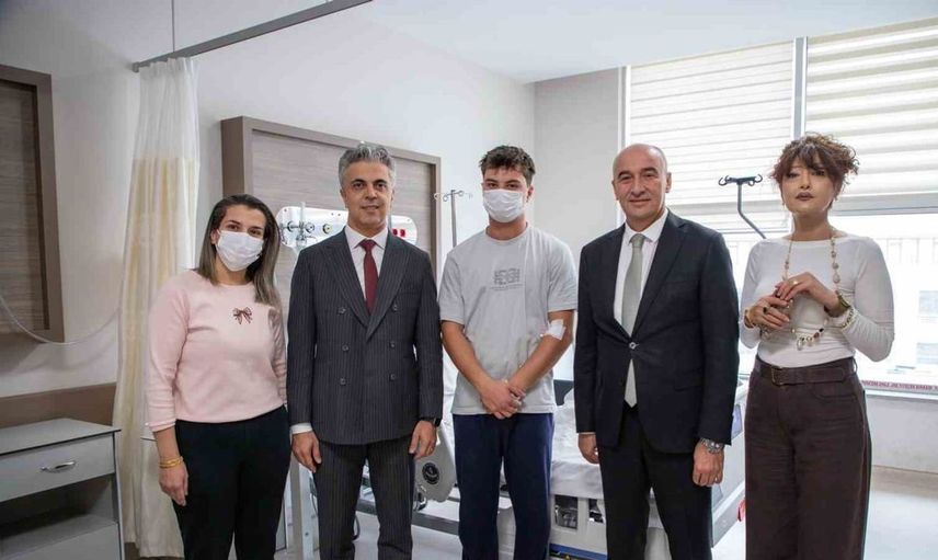 Rektör kuyruğu yıldız, hastanede tedavi gören öğrencileri unutmadı