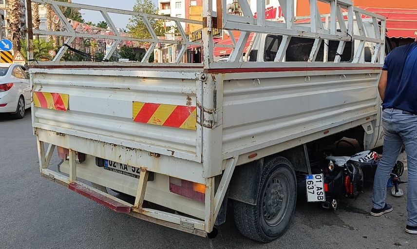 Adana'da pikap ile motosiklet çarpıştı, motosiklet sürücüsü yaralandı