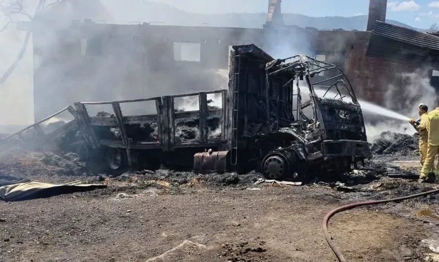 Azdavay'da çıkan yangında ev ve samanlık kullanılamaz hale geldi