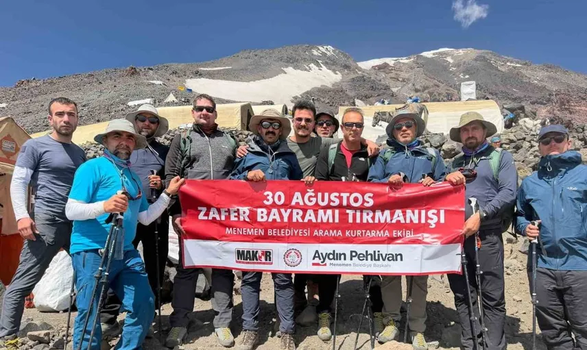 Menemen Belediyesi arama kurtarma ekibi, Ağrı Dağı'nın zirvesinde tarihi bir başarı elde etti