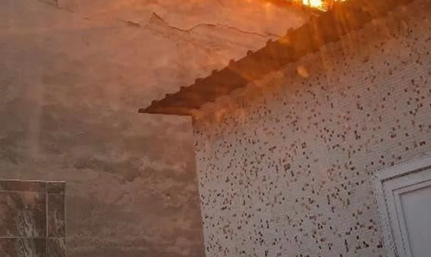 Diyarbakır'da çatıda çıkan yangın, itfaiye ekipleri tarafından kontrol altına alındı