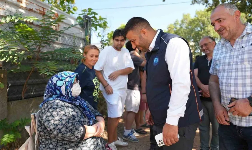 Tuzla’daki lojistik depoda çıkan yangın, belediyeden büyük destek aldı