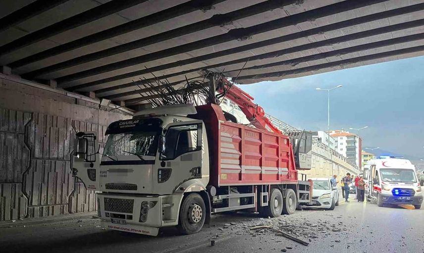 Yeşilyurt'ta vinç köprüye çarptı, otomobil de vurdu: 4 yaralı