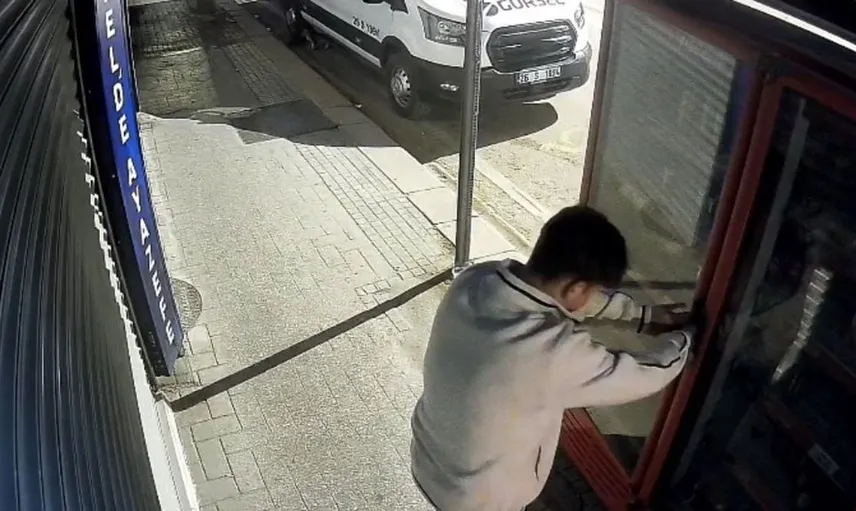 Eskişehir'de çocukların meşrubat dolabı ile ilginç mücadelesi