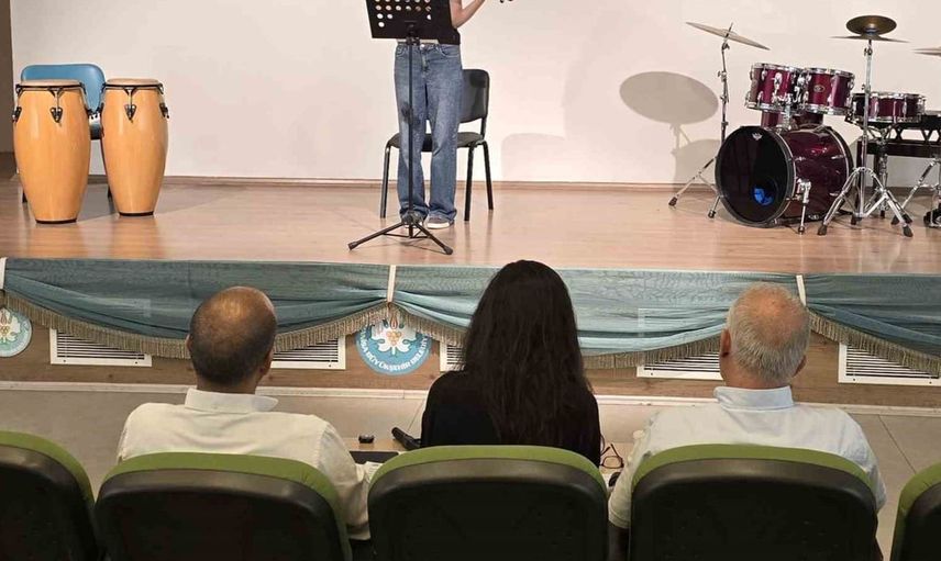 Manisa'da genç müzisyenler sanat için bir araya geldi