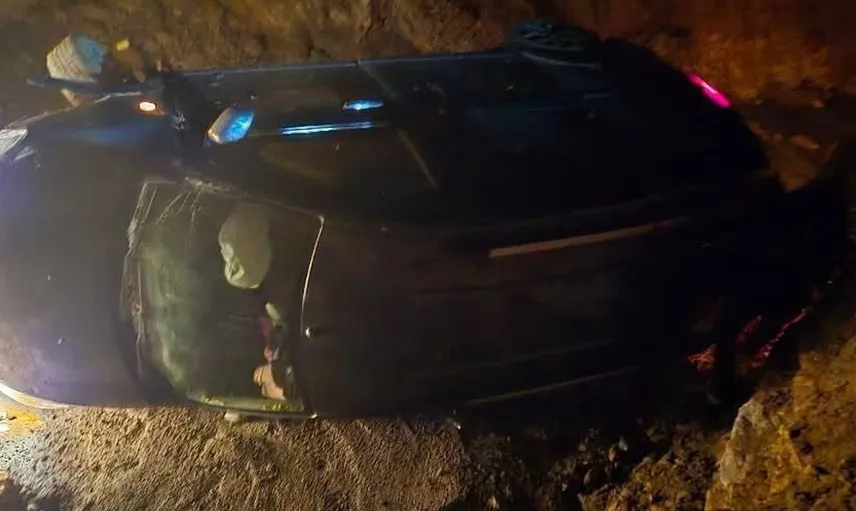 Siirt'te takla atan hafif ticari araçta anne ve oğlu yaralı