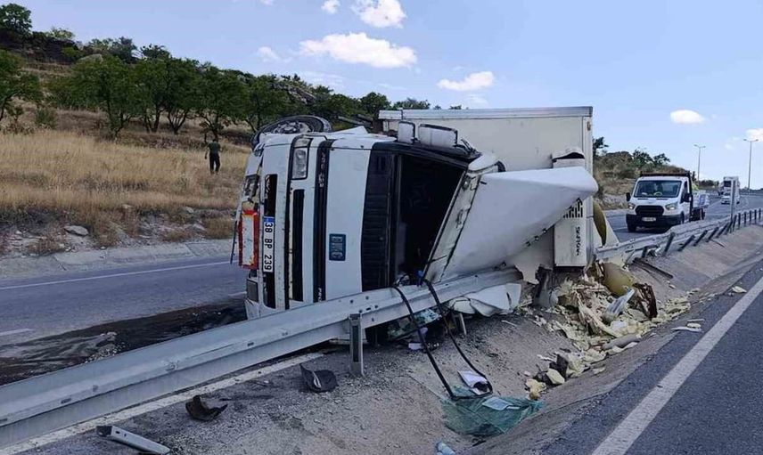 Talas'ta tır devrildi, sürücü yaralandı