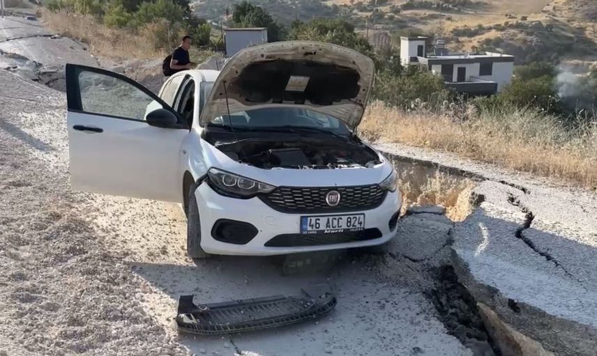 Adıyaman'da otomobil heyelan sonrası yükselen asfalta çarptı