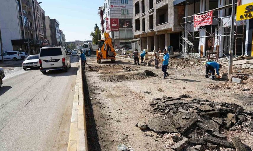 Zey Caddesi'nde altyapı çalışmalarının ardından asfalt serimi başladı