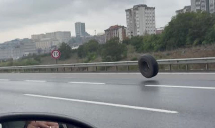 Kuzey Marmara Otoyolu'ndaki tehlikeli anlar: Tırdan kopan lastik tırı yolda bıraktı