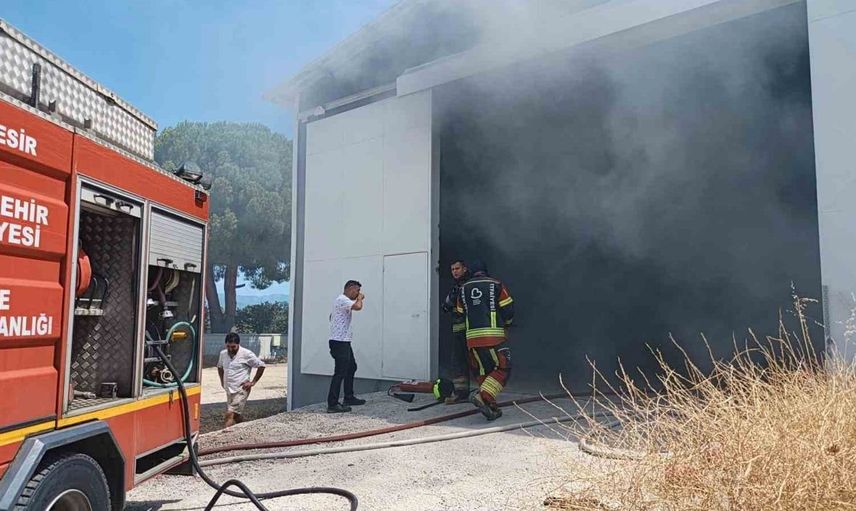 Burhaniye'de karavan yangını itfaiye ekiplerini alarma geçirdi