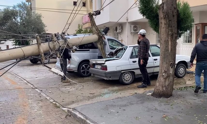 Antalya'da devrilen elektrik direği otomobili hasara uğrattı
