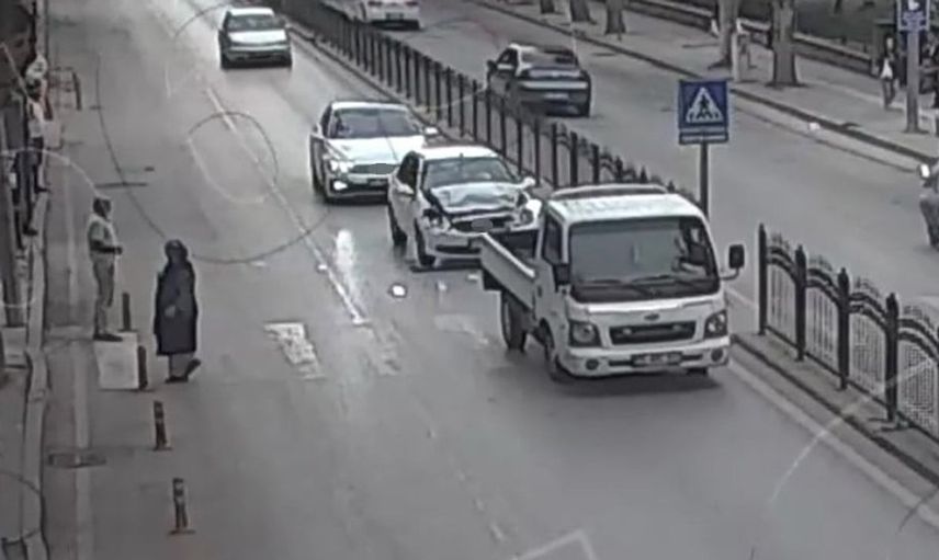 Amasya'da yaya geçidinde kaza: otomobil, durarak yayaya yol veren kamyonete çarptı