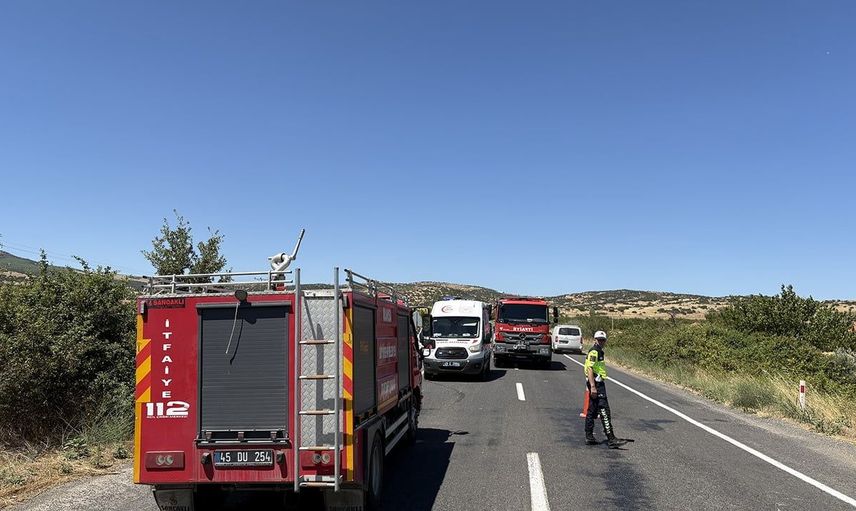 Manisa Kula'da otomobil ve kamyonet çarpıştı: 1 ölü, 1 yaralı