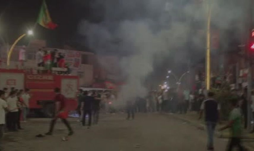 Cizre'deki galibiyet kutlamalarında çıkan yangın, itfaiye erini yaraladı