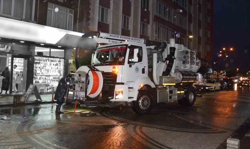 Balıkesir'de sağanak yağışlar sonrası teyakkuz hali: Ekipler 20 ilçede aktif olarak görevde