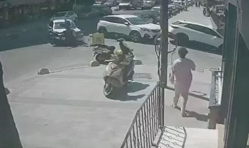 Küçükçekmece'de motosiklet ve otomobil kazası: Yaralı var