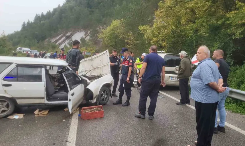 Kastamonu'da meydana gelen kazada 7 kişi yaralandı, itfaiye sıkışanı kurtardı