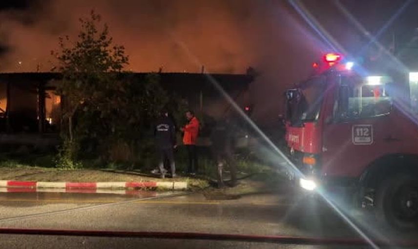 Yalova'da mobilya imalathanesi alevlere teslim oldu