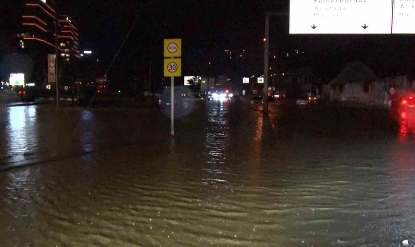 Sarıyer'de sağanak yağış sonrası caddenin göle dönmesi sürücüleri zor durumda bıraktı