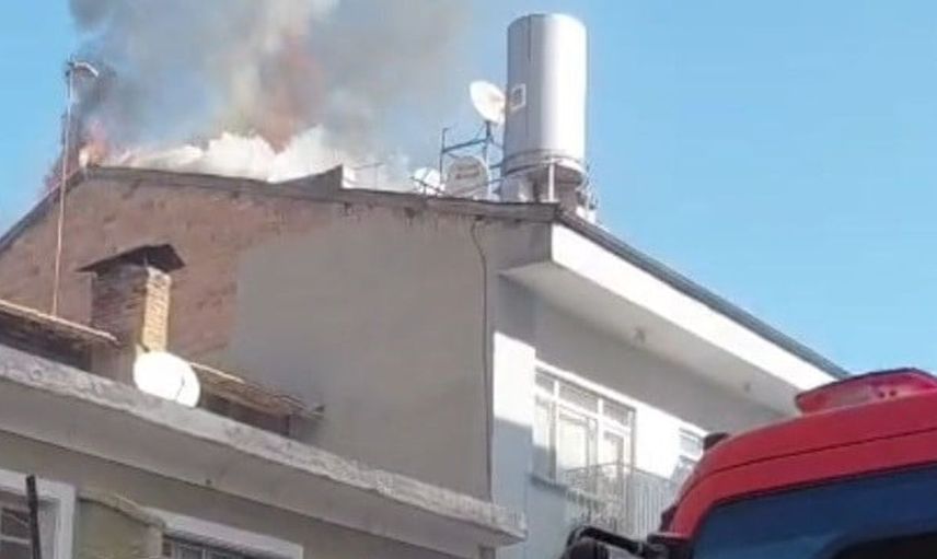 Malatya'da apartman çatısında çıkan yangın paniğe neden oldu