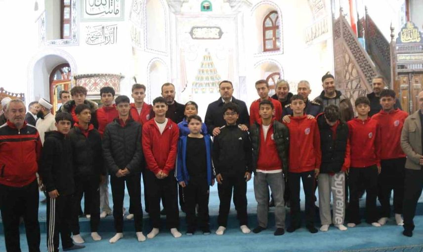 Kütahya'da aileler sabah namazında bir araya geldi