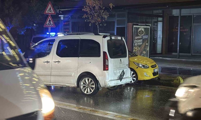 Eskişehir'de yağış nedeniyle iki aracın çarpışması: 3 yaralı