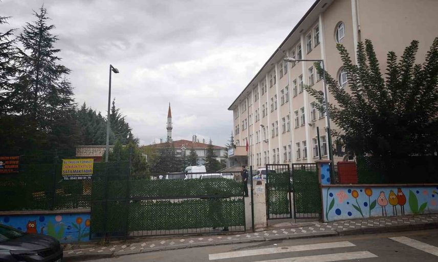 Boşanma aşamasındaki eşini bıçaklayan zanlı arıyor