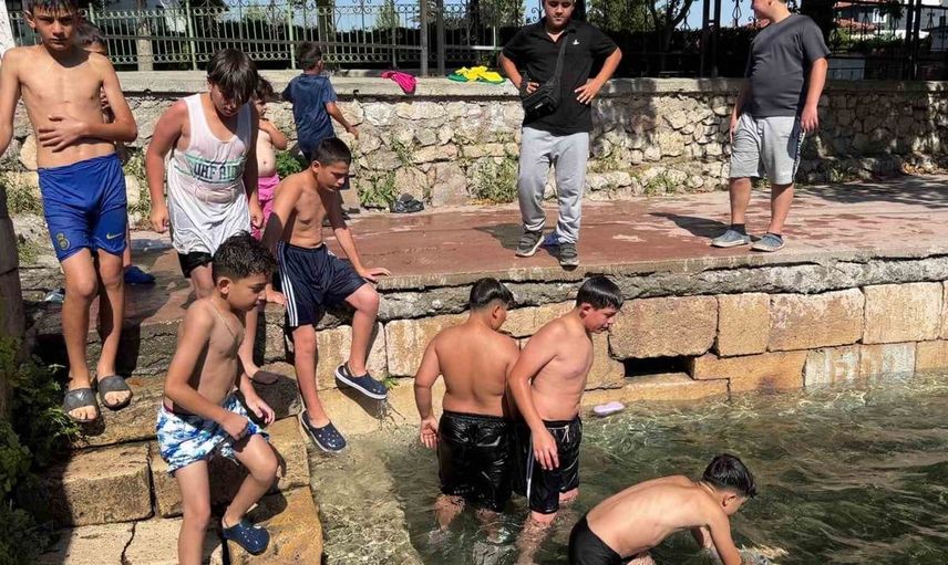 Çocuklar yaz sıcaklarında serinlemek için tarihi Çay Pınarı'na akın etti