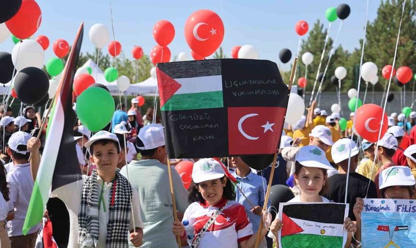 Konya'da uçurtmalarla Gazzeli çocuklara destek mesajı verildi