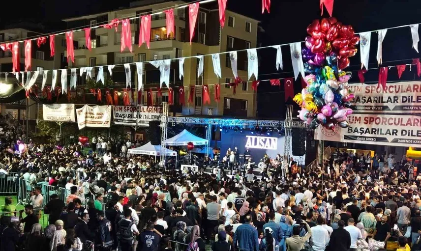Yağmur altında sahne aldı: Alişan, Malatya'da unutulmaz bir gece yaşattı