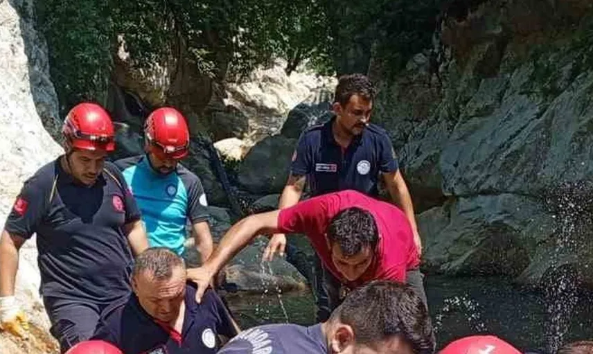 Muhtar su arızasını onarmaya çalışırken kayalıklardan düştü