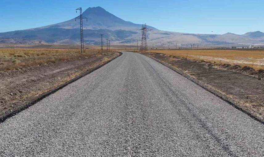 Aksaray'da köy yollarına asfaltlama çalışmaları hız kazanıyor
