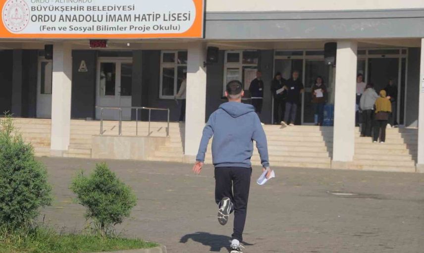 Ordu'da KPSS sınavına son saniyede yetişen adaylar