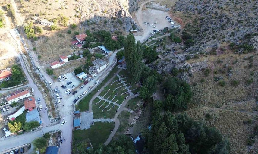 İvriz Kaya Anıtı yaz aylarında ziyaretçi akınına uğruyor