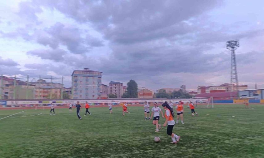 Ağrı kadın futbol takımı 1. Lig hedefiyle hazırlıklarını sürdürüyor